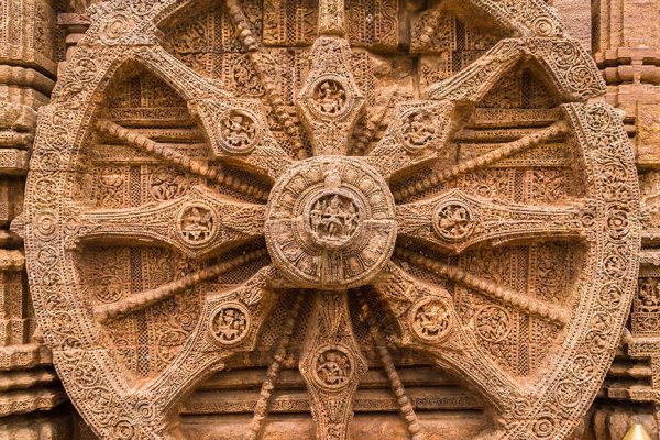 A chariot wheel carved into the wall - Image 2